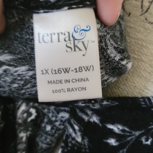 Black &White dress with keyhole and bell sleeves. - Picture 4 of 4